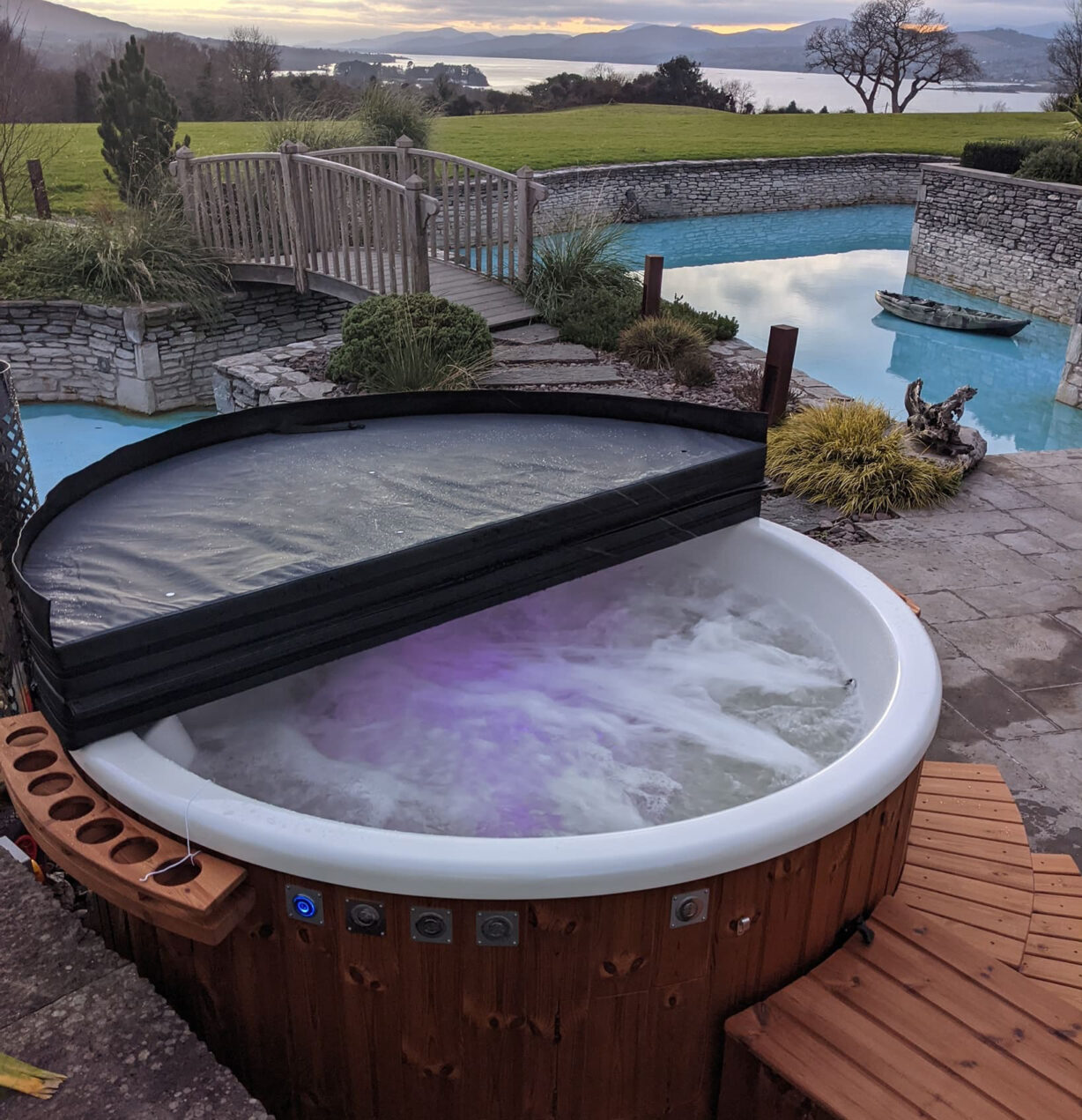 Acrylic-hot-tub-with-integrated